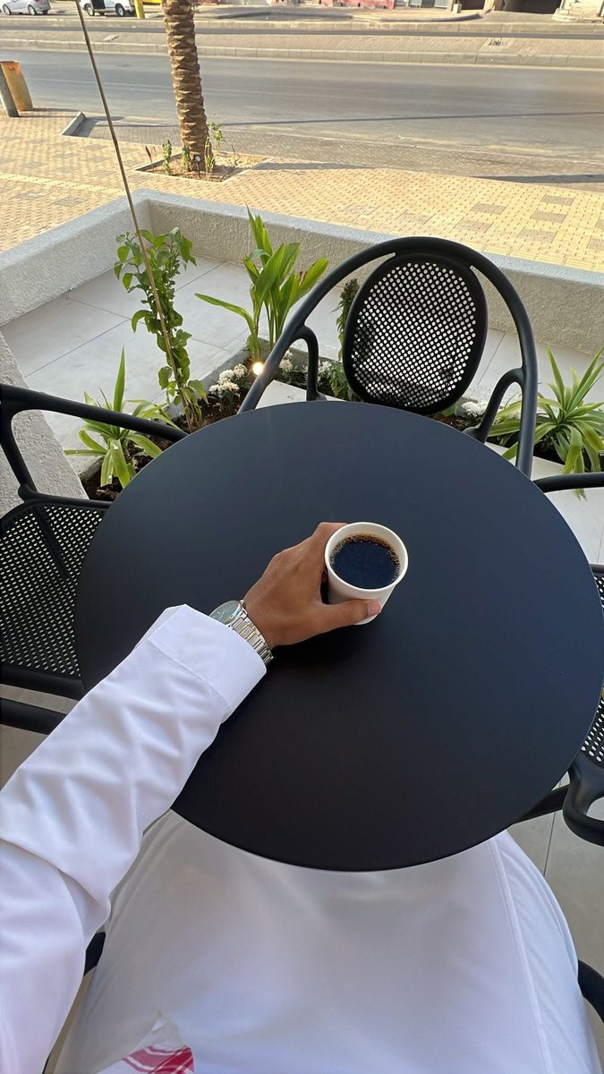 من هان عليه خاطرك لا عاد ترجّيه 
عز نفسك ولا ترضى درب المذله