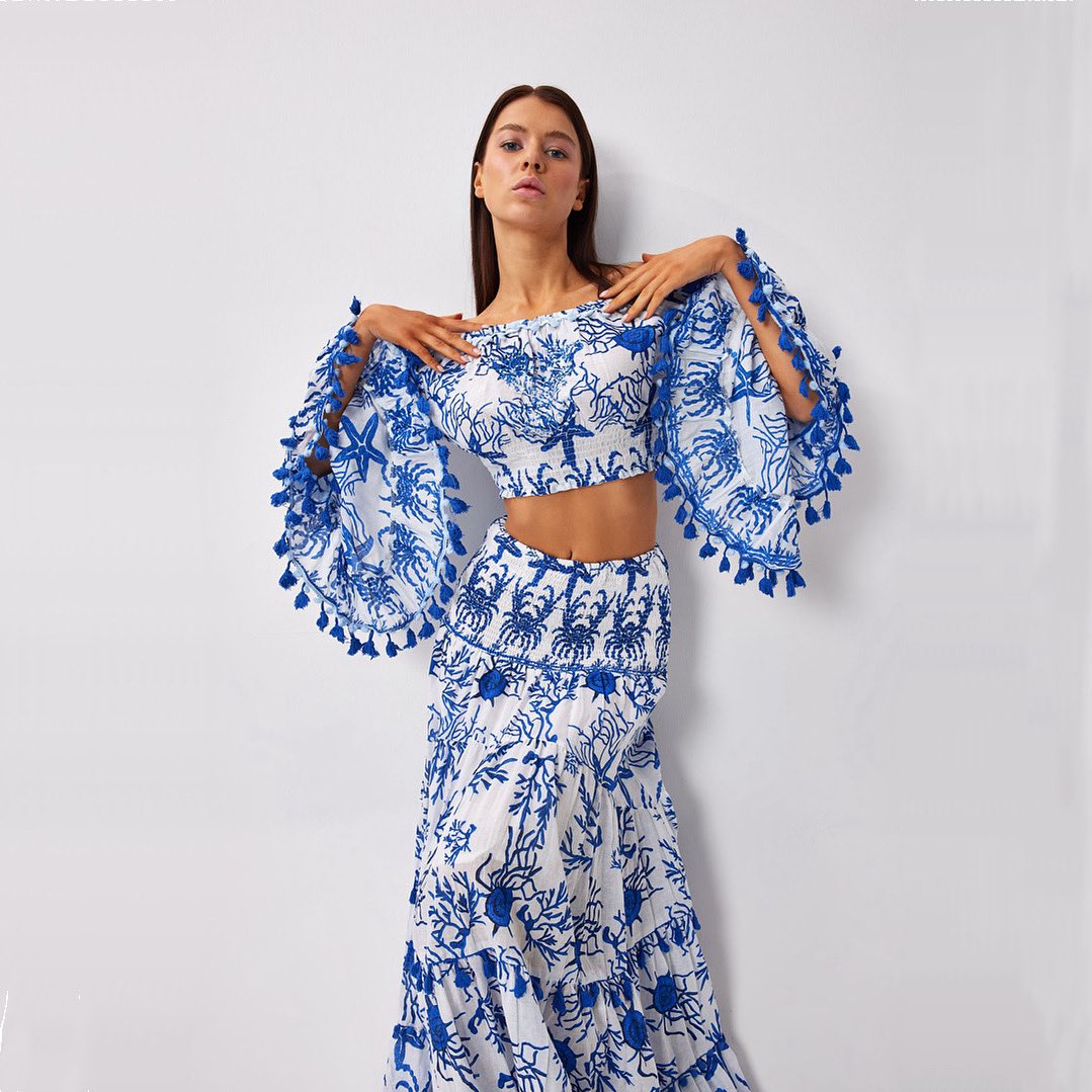 Enerjik, etnik desenlerin ve hafif dokuların harmanlandığı bir stil.

#Batik #BatikKadını #SıcakYaz #SS25