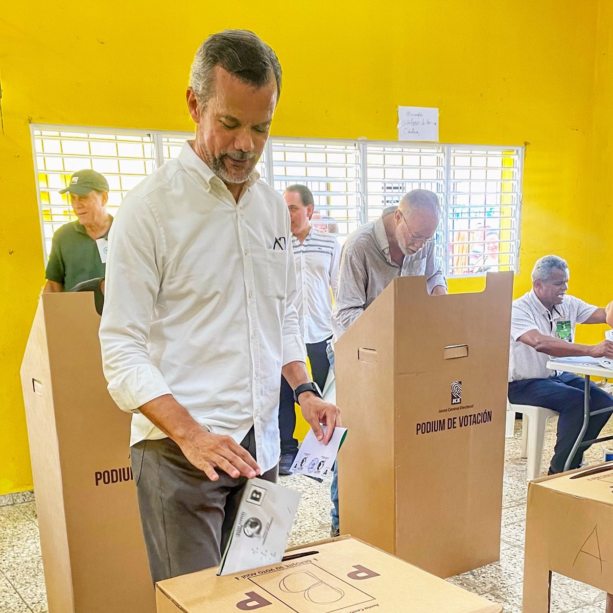 hamletotanez's tweet photo. La @FPcomunica ha dado hoy enorme muestra de fortaleza politic e institucional con la entusiasta y masiva concurrencia a su #CongresoElector #ManoloTavarezJusto https://t.co/h12VN01Yan