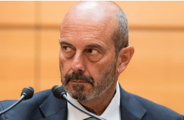 Fernando Jabonero (@fernandoorasio) on Twitter photo ¡Toma esa, <a href="/NunezFeijoo/">Alberto Núñez Feijóo</a>!
Un falsario en la presidencia del Senado.
Sin duda este tipo debía de ser el mejor vendedor de bebidas gaseosas, capaz de convencer de que se le compraran media docena de CV ninguno verdadero. ¡Toma esa, <a href="/NunezFeijoo/">Alberto Núñez Feijóo</a>!
Un falsario en la presidencia del Senado.
Sin duda este tipo debía de ser el mejor vendedor de bebidas gaseosas, capaz de convencer de que se le compraran media docena de CV ninguno verdadero.