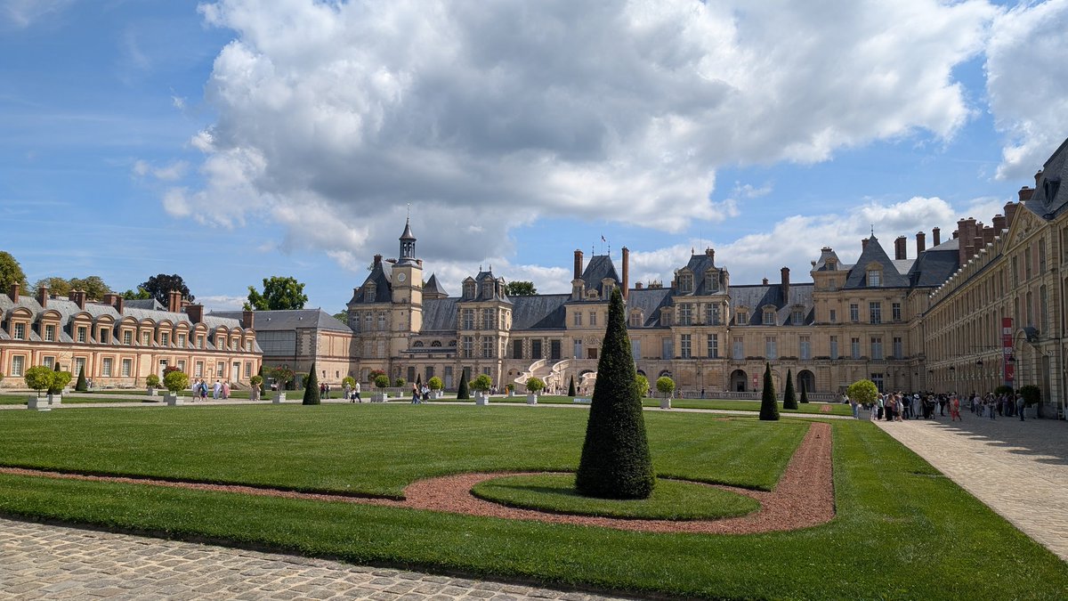 Charmante visite du château de Fontainebleau, son jardin à l'anglaise, son musée consacré à Napoléon... Parfait pour l'été si vous restez à Paris ou en Île-de-France en ce moment ♥️.
