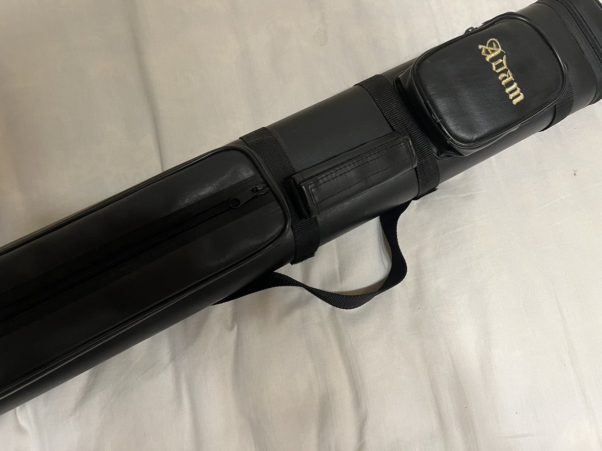 Sako_Tokyo's tweet photo. ビリヤードのキューケース(中古)で購入。
古いキューも付いてたので自己流だけど直してみた🎱
・バットの欠けをパテ埋め
・シャフト磨いてニス塗り
・タップ交換

ただダーツが付いてきたのは想定外。
誰か教えて🤣 https://t.co/NeRqqVfDSU