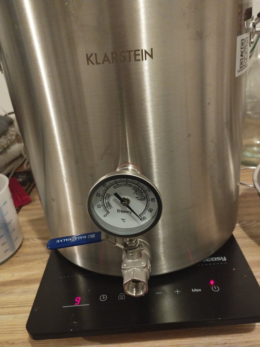 skjoeld's tweet photo. Home Brew ... Sud No 2...
#hopfen
#malz
#bier
#Heimat
#niederrhein https://t.co/ooZP1MnqOY