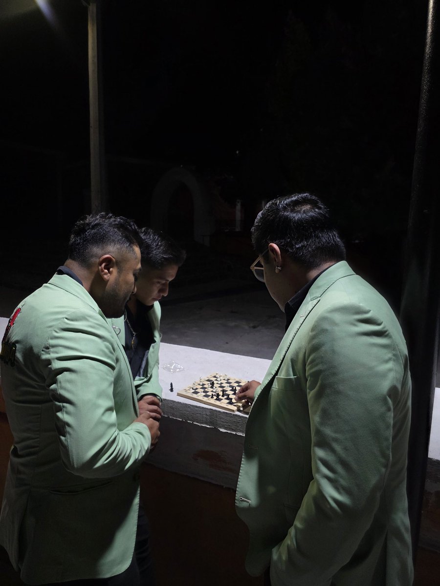 btierramojada's tweet photo. Por si se preguntaban que hacemos entre descansos 🥸

Nos vemos mas tarde en Veracruz. Ha bailar y disfrutar...

#BandaTierraMojada 
#PuroOaxacaPuroParriba https://t.co/zOkf4SCjhB