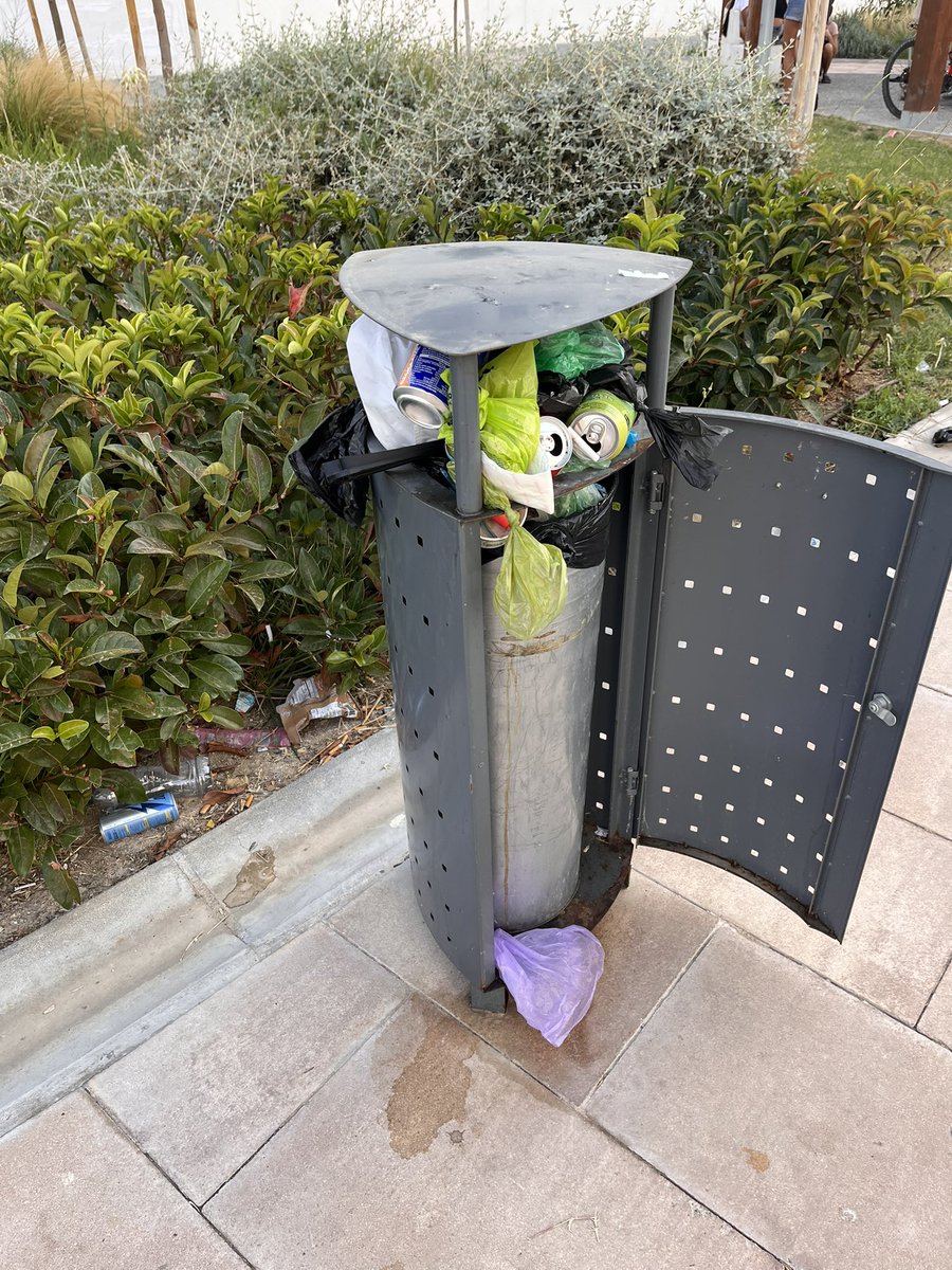 #PorrasYoNoMiento así llevan días estas papeleras en Calle Alcalde Joaquín Alonso. ¿Qué hacemos con esto <a href="/LimasamOficial/">Limpieza de Málaga</a>?… es evidente la falta de recursos y la mala gestión que hacéis. Toda la calle llena de basura de arriba a abajo.

<a href="/ParqueDelOeste_/">Parque del Oeste Málaga</a> <a href="/malaga/">Ciudad de Málaga</a> <a href="/BarriosMalaga/">Barrios Abandonados 👁️💚</a>