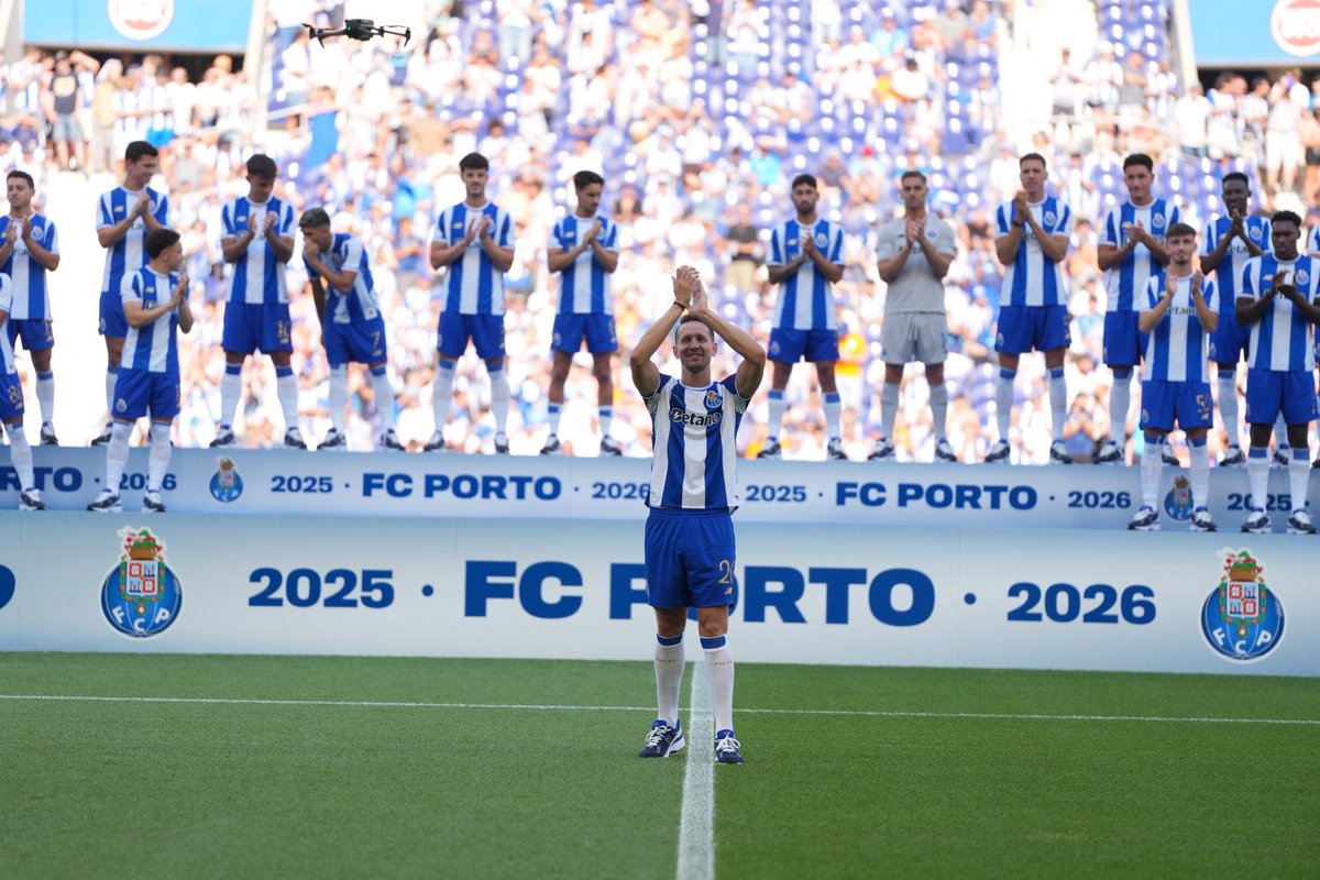 🔵⚪️🐉 FC Porto unveils Luuk de Jong as new striker as surprise signing, wanted by president André Villas-Boas.