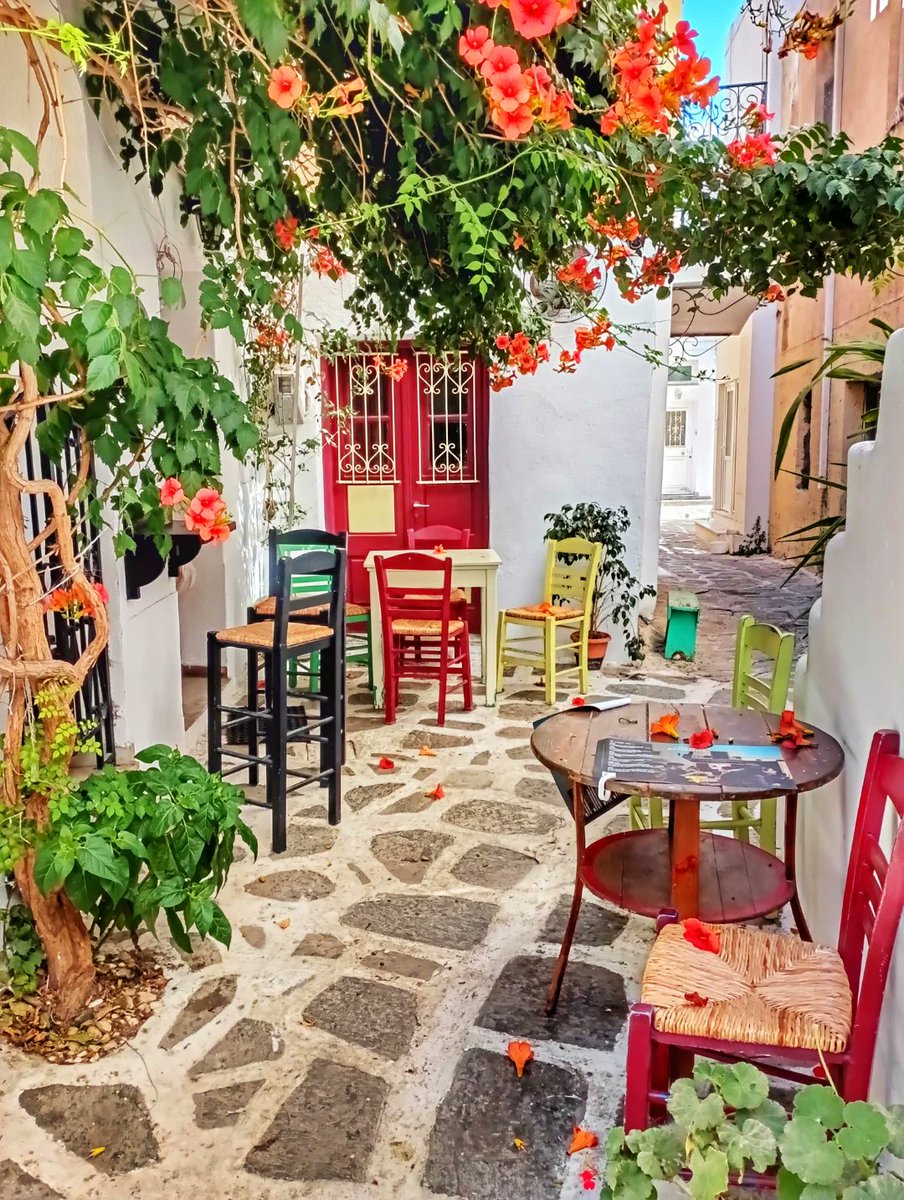 GreekPictures's tweet image. This is how #Paros says, &quot;&apos;slow down and stay awhile.&quot; 🇬🇷
📷 ThomasGin79