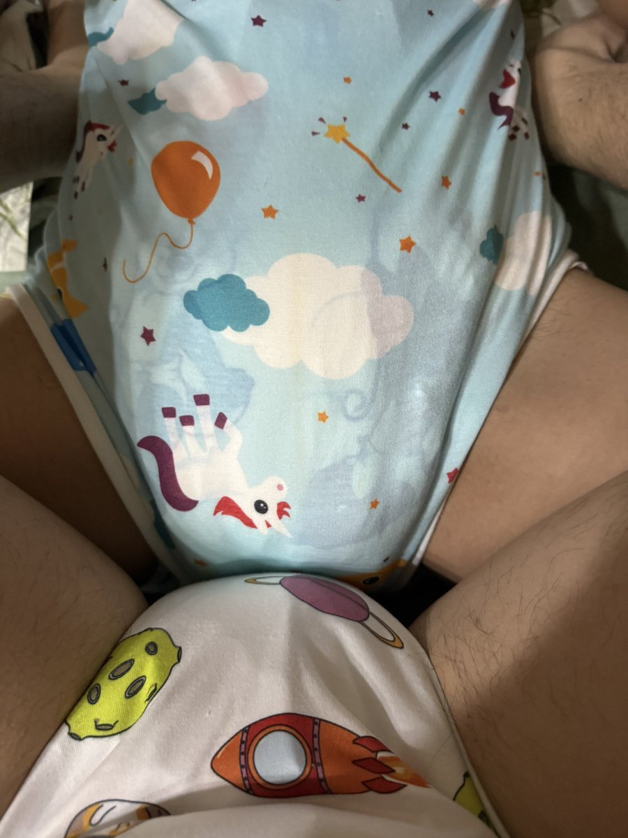 tangpeng489241's tweet photo. 逼着哥哥穿裤裤 有谁知道1米8大个子的男孩晚上还要包裤裤睡觉呢  哥哥之前很反感 这次穿了之后他说好舒服😌 https://t.co/i5byHpRJNy