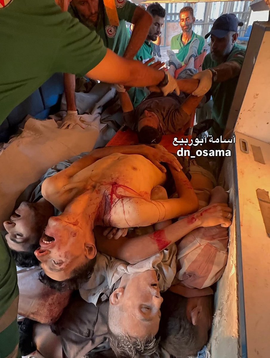 İnanılmaz bir utanç vesikası.

Gazze’de yardım dağıtım noktaları birer ölüm tuzağı. En dağlık, en ulaşımı zor yerlerde seçilen bu tuzaklarda yaralananlar için acil müdahale şansı yok.

Yardım dağıtım noktasında keyfine katledilen aç Gazzeliler bu şekilde günler sonra toplanıyor!