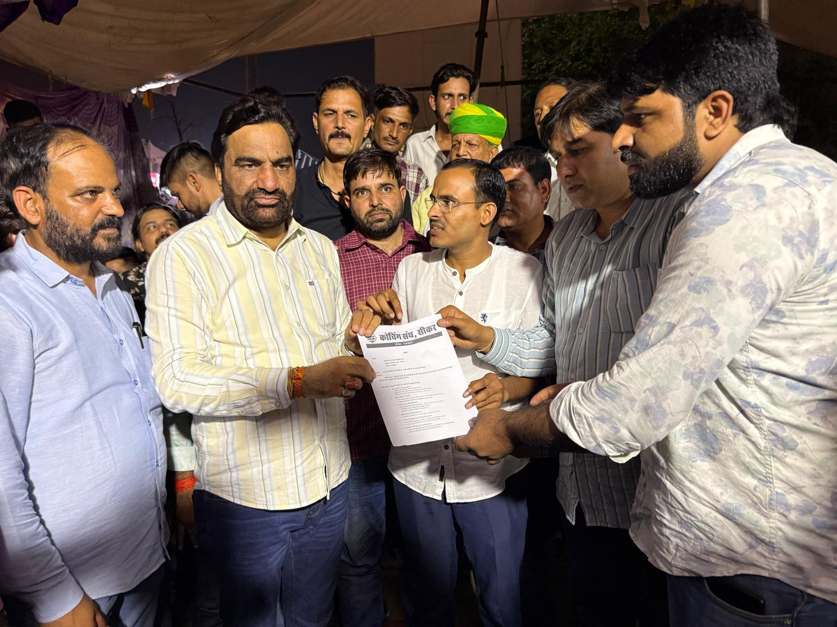 जयपुर स्थित शहीद स्मारक पर चल रहे धरने में कोचिंग संघ सीकर द्वारा SSC परीक्षाओं में अनियमितता व एजेंसियों की लापरवाही से जुड़े मामले को लेकर ज्ञापन दिया |