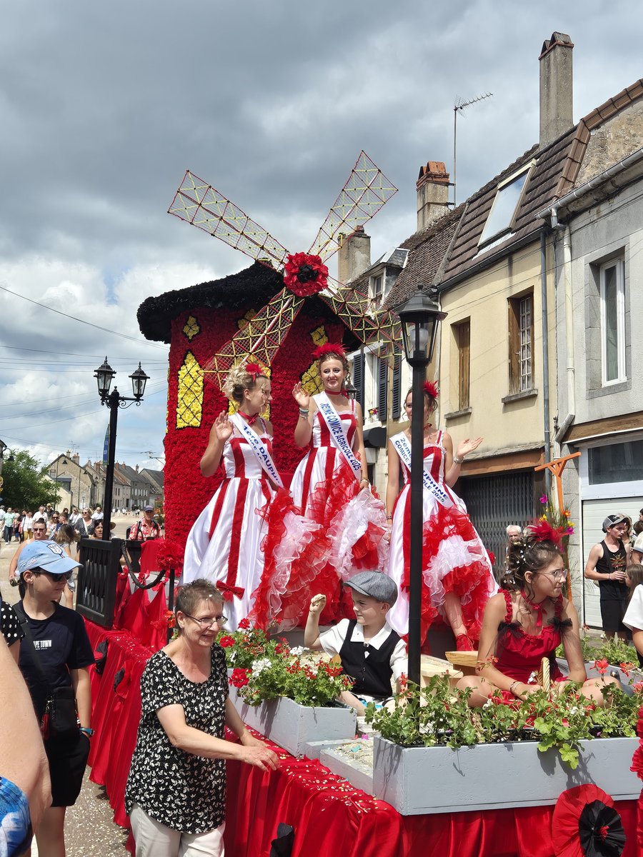 GuibertRn's tweet photo. 🔴 Comice de Lormes
Toutes mes félicitations à l'ensemble des bénévoles qui ont rendu cette belle fête possible.
Que ce soit pour la logistique, la conception et l'animation des chars, la musique ou la danse … Une belle fête pleine de sourires et de confettis. #Morvan #Comice https://t.co/1PfIAFYlew