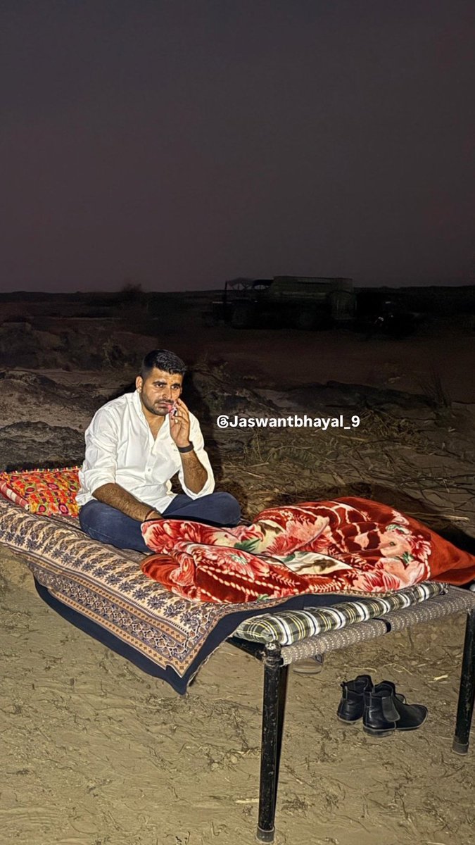 Bhanwar Devendra Singh Rathore (@dsrjodha) on Twitter photo धूप में देती ठंडक, सूखे में आधार,
खेजड़ी है मरुधर की, अनमोल उपहार।
आओ मिलकर बचाएं, ये धरती की शान,
हर पेड़ है जीवन, हर पेड़ सम्मान।
#खेजड़ी_बचाओ
<a href="/RavindraBhati__/">Ravindra Singh Bhati</a> धूप में देती ठंडक, सूखे में आधार,
खेजड़ी है मरुधर की, अनमोल उपहार।
आओ मिलकर बचाएं, ये धरती की शान,
हर पेड़ है जीवन, हर पेड़ सम्मान।
#खेजड़ी_बचाओ
<a href="/RavindraBhati__/">Ravindra Singh Bhati</a>