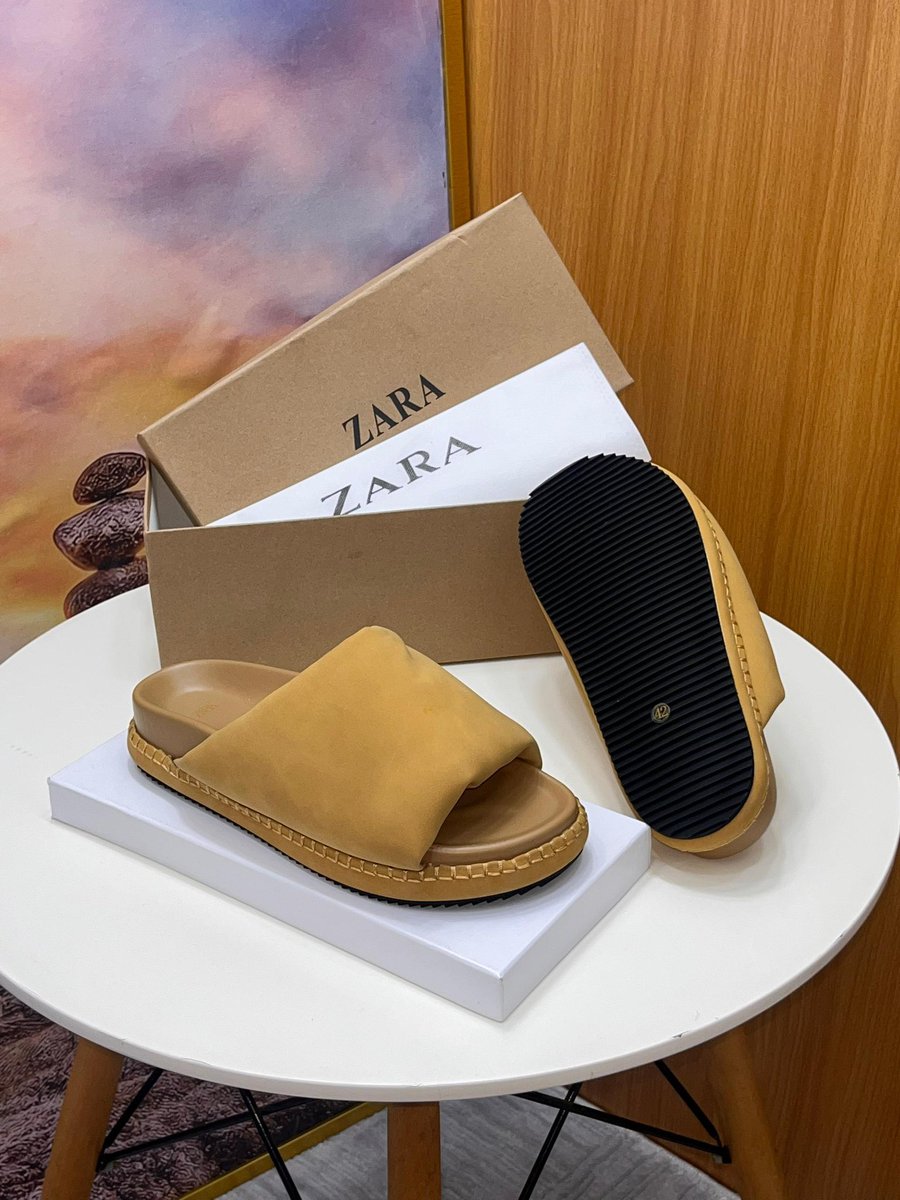 Souqarramahng's tweet image. ZARA SLIP-ON SLIPPERS 👞🛍️— ₦45,000
Minimal. Masculine. Effortless.
Crafted for men who walk with quiet dignity.

Sizes: 40–46 | Fully boxed | DM to order or wa.me/9118340906

Nationwide Delivery 🚚 

#ShopArRamah #MuslimMenStyle #LuxuryInModesty