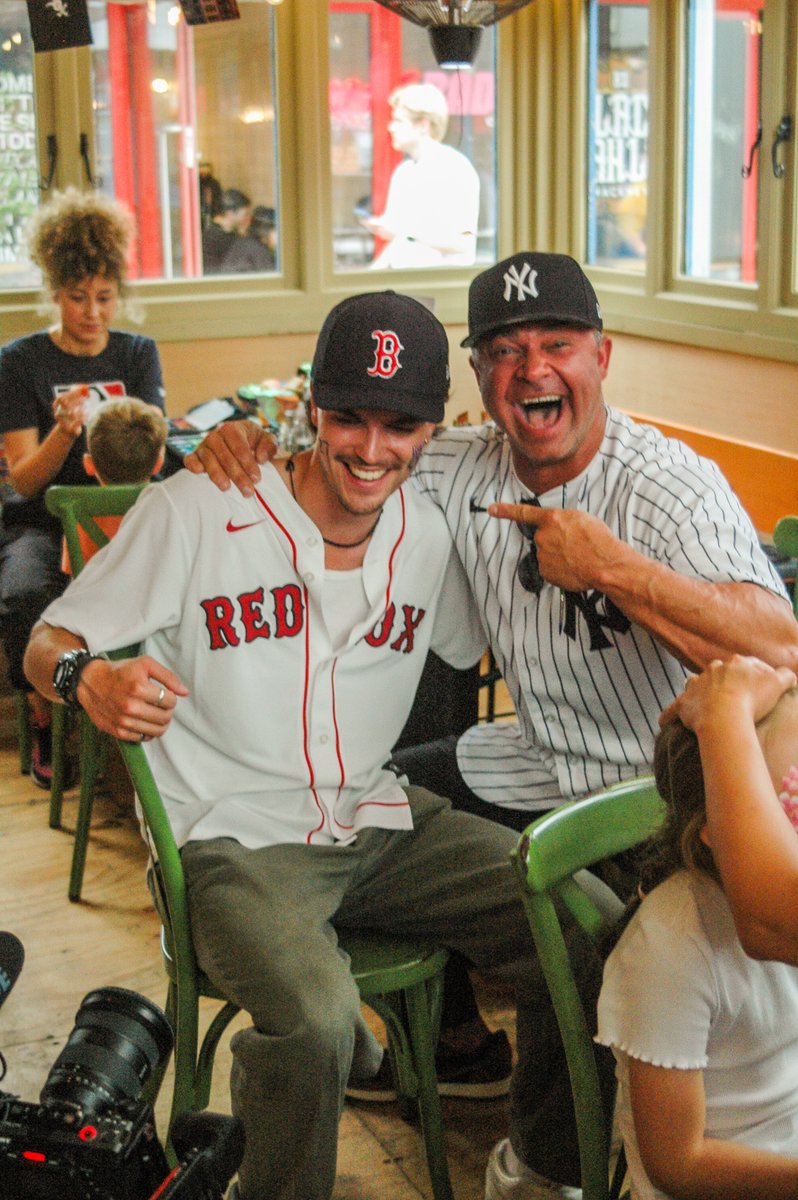 ExtraInningsUK's tweet photo. The absolute delight of @NickSwisher painting his number and the @Yankees logo on a Red Sox fan @MLBEurope's #HackneyBridgeTakeover is so pure. Gotta love baseball! #MLBEurope #MLBLondon #HackneyWick https://t.co/YbPHt4k0UM