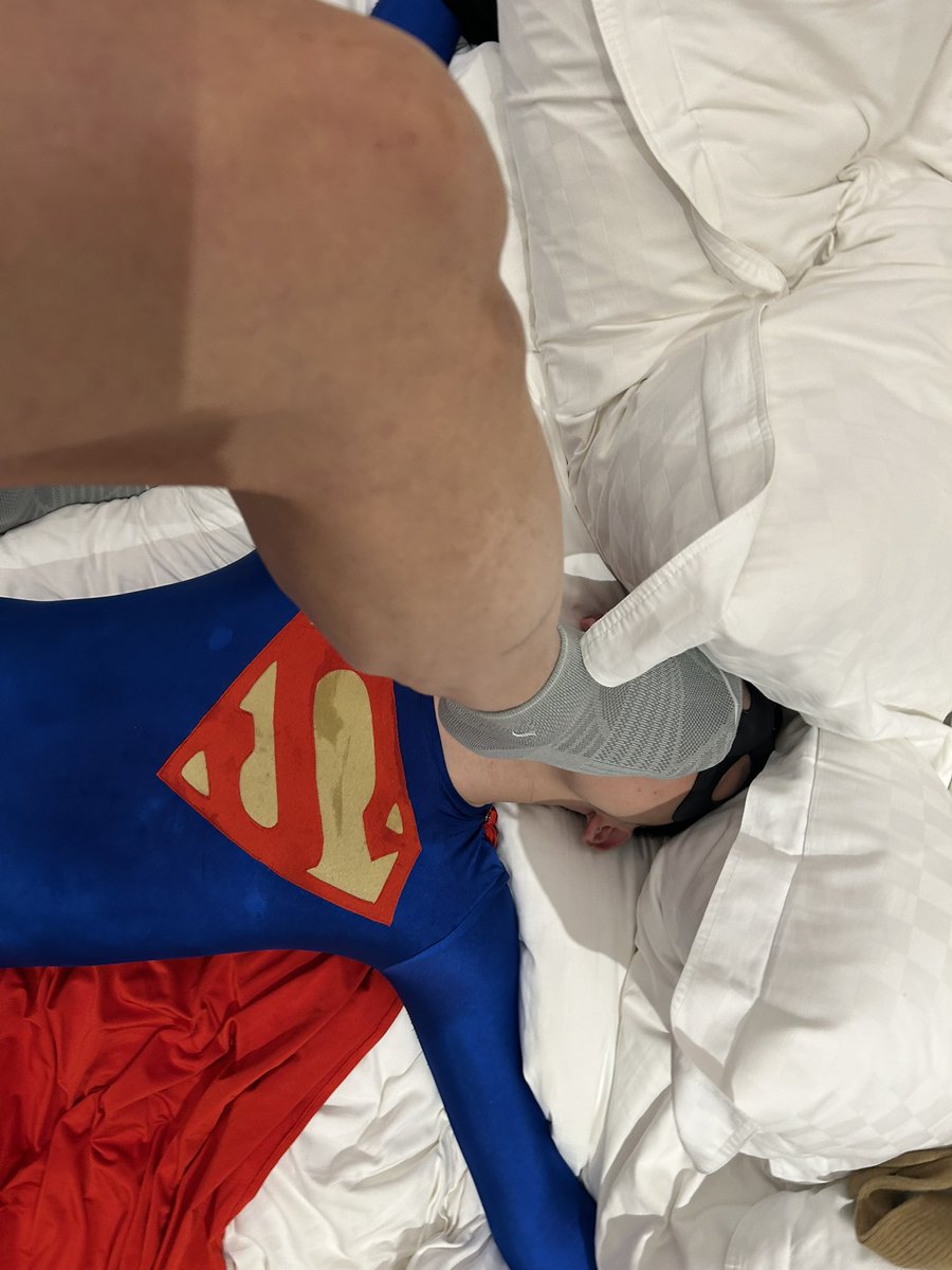 sunset7752's tweet image. スーパーマンと対戦した。
身動きできないスーパーマンを踏みつけた。