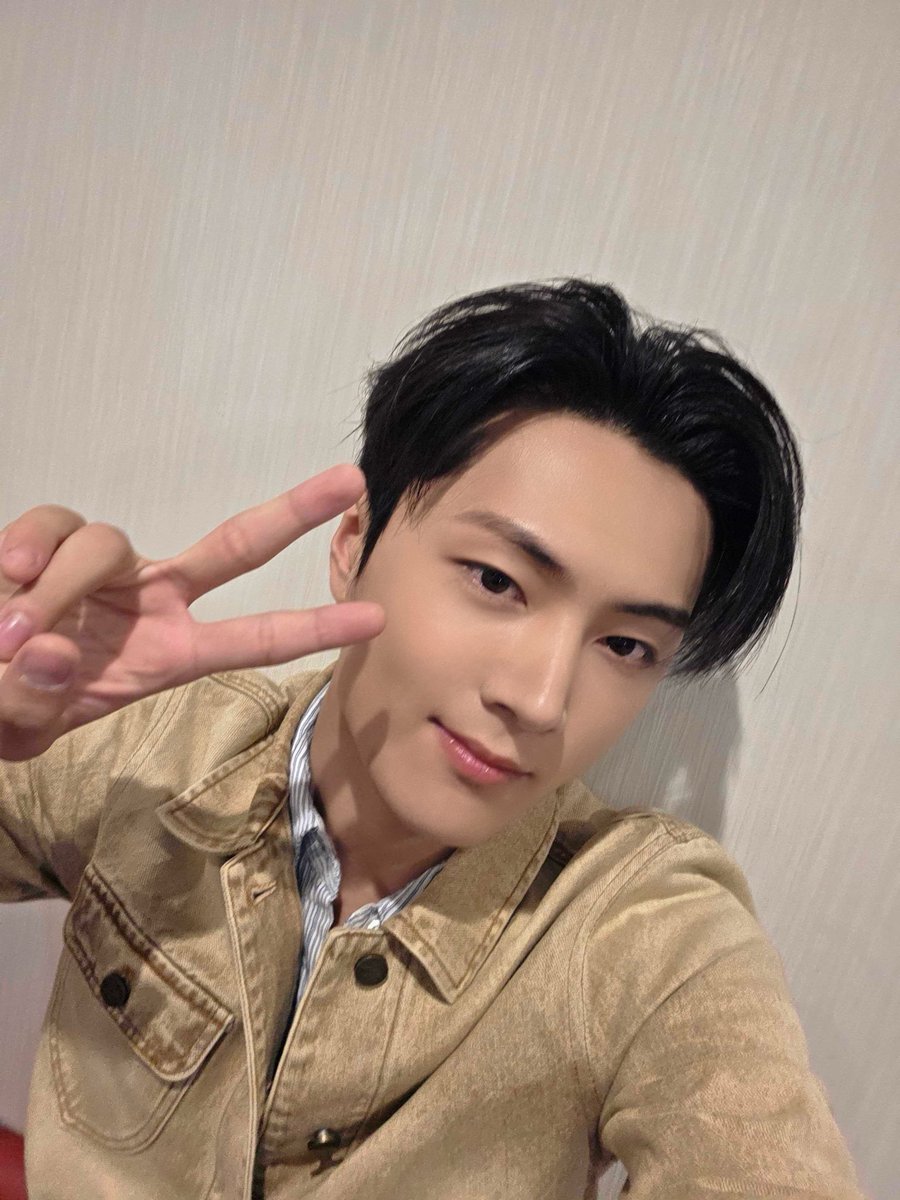 [ #제이’s Post ] 250804

#JAY: To every one of the staff who worked with us on our stadium tour, from Yanmar Stadium to Ajinomoto Stadium, and to our precious ENGENEs, thank you so much!
I’m always dreaming of the day we can have another emotional reunion.☺️
Looking forward to