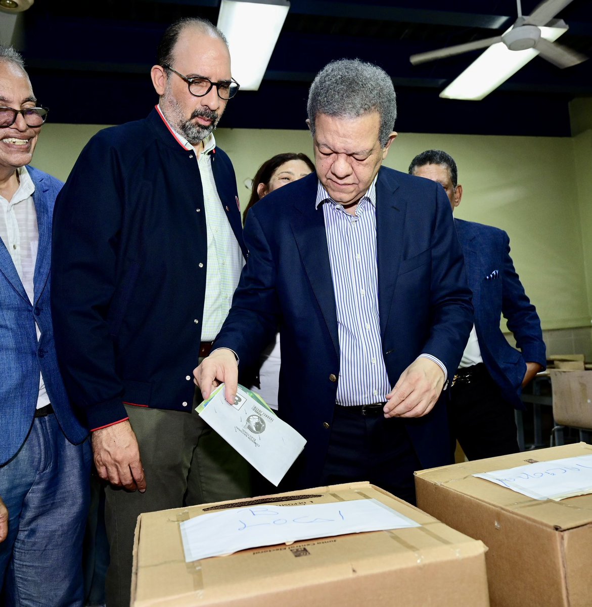 LeonelFernandez's tweet photo. Lo que hemos visto hoy, en una desbordante movilización de ciudadanos a nivel nacional en el marco de las elecciones internas de la Fuerza del Pueblo, constituye un hecho sin precedentes.

Esto no ha sido una elección cualquiera, sino una verdadera demostración de fuerza, de organización y de compromiso con el futuro.

El mensaje que sale hoy de las urnas y el sentir de todo un país es claro: en el 2028 la Fuerza del Pueblo vencerá.

¡Gracias a nuestros dirigentes por esta contundente expresión de unidad y fortaleza!
#FuerzaDelPueblo #CongresoElector #ConLaFuerzaDelPuebloVenceremos