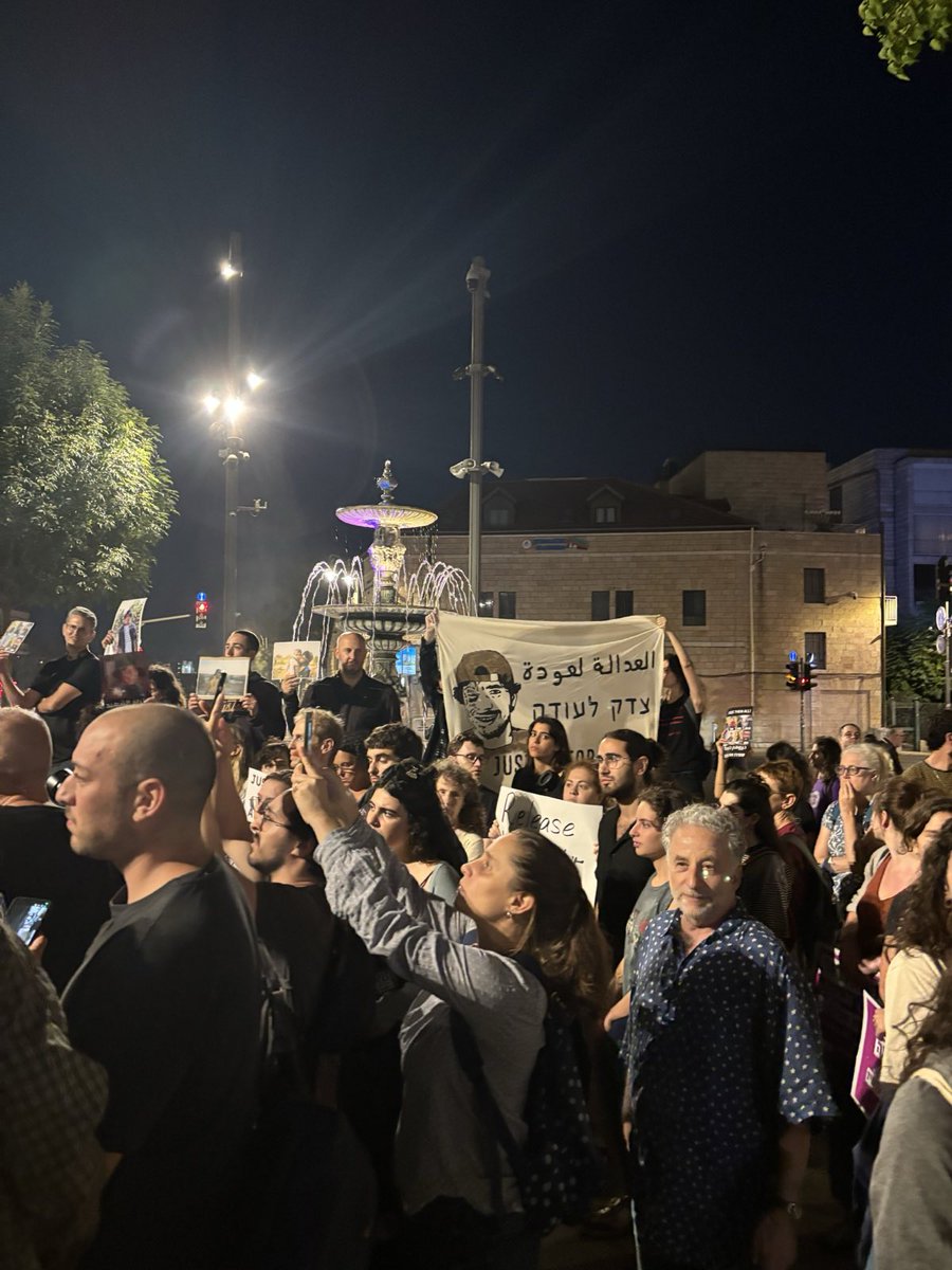 עכשיו בירושלים 
מפגינות בסולידריות עם נשות אם אל-ח׳יר ששובתות רעב בדרישה לשחרר את גופתו של עודה אל-הד׳אלין, ואת תושבי הכפר העצורים.
בשני האחרון עודה נורה למוות על ידי המתנחל ינון לוי, וגופתו מוחזקת על ידי ישראל. 
עודה לא יזכה לראות צדק, אבל עלינו להיאבק לכך שיזכה לקבורה בכבוד.