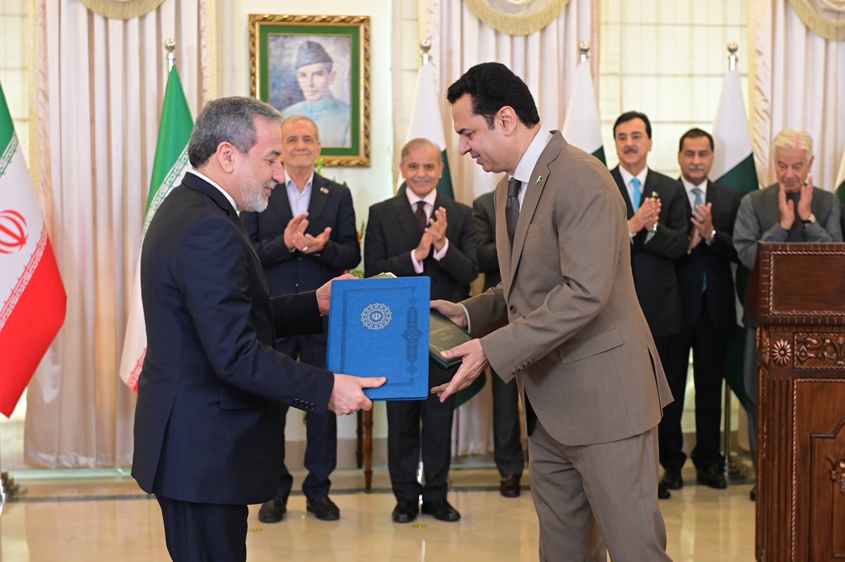 تاریخ ساز دن! 🇵🇰🤝🇮🇷
صدر جمہوریہ ایران ڈاکٹر مسعود پیزیشکیان کا پہلا دورۂ پاکستان 
دو برادر اسلامی ممالک جنہوں نے حالیہ جارحیت، خودمختاری پر حملوں  کا ڈٹ کر مقابلہ کیا اور ﷲ کے فضل سے سرخرو ہوئے۔

آج دونوں اقوام دیرپا شراکت داری، علاقائی امن و ترقی کے نئے سفر پر گامزن ہیں۔