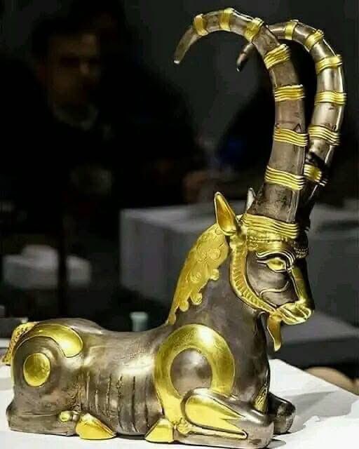 farsi_arab's tweet photo. تمثال (ستامبيك هيلاميتي) من الألفية الثانية قبل الميلاد بلاد فارس (إيران القديمة). هذه التحفة الفنية الذهبية والفضية مهمة ليس فقط بسبب المواد التي صنعت منها ولكن أيضًا بسبب تصميمها المعقد الذي يمثل الخصوبة والثراء في ثقافة عيلام.

@farsi_arab #DiscoverIran. #فرهنگ_ایرانی https://t.co/LO1MI82gWy