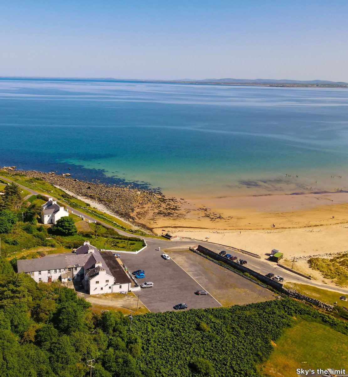 ThisIsIreland3's tweet image. The Strand Hotel Doogort nestled at the foot of Slievemore mountain and overlooking Silver Strand Blue Flag beach, Dugort, Achill Island, Co. Mayo 

📸 Sky&apos;s the Limit

#Keepdiscovering #Ireland #Doogort #Achill #Mayo
