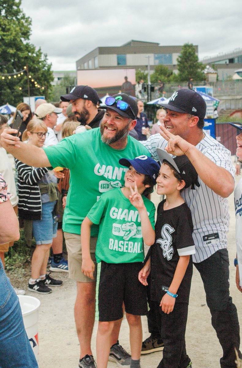 ExtraInningsUK's tweet photo. It is safe to say that @NickSwisher stole the show at @MLBEurope's #HackneyBridgeTakeover. He made the @greenwichgiants' day and even the @UKRedSoxFans loved meeting him! #MLBEurope #MLBLondon #HackneyWick https://t.co/Snt9i9Ysu5