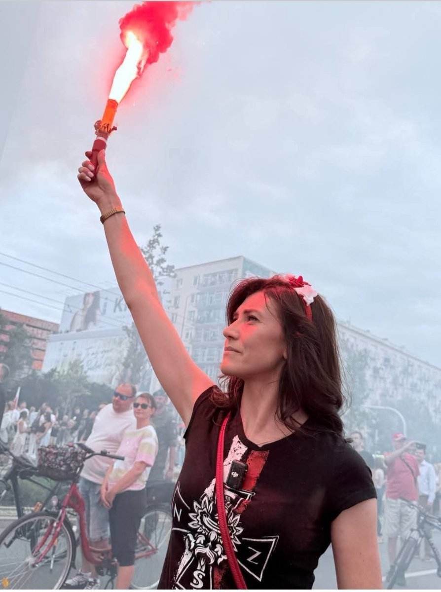 Dziś tzw patriotyzm ,postawa patriotyczna weszły w biblijną postawę Faryzeuszy, im więcej pokazówek dla publiki tym lepszym ktoś jest patriotą
I tak mamy politycznych celebrytów z racami ,kotwicami , krzyżami czy banerami w Berlinie