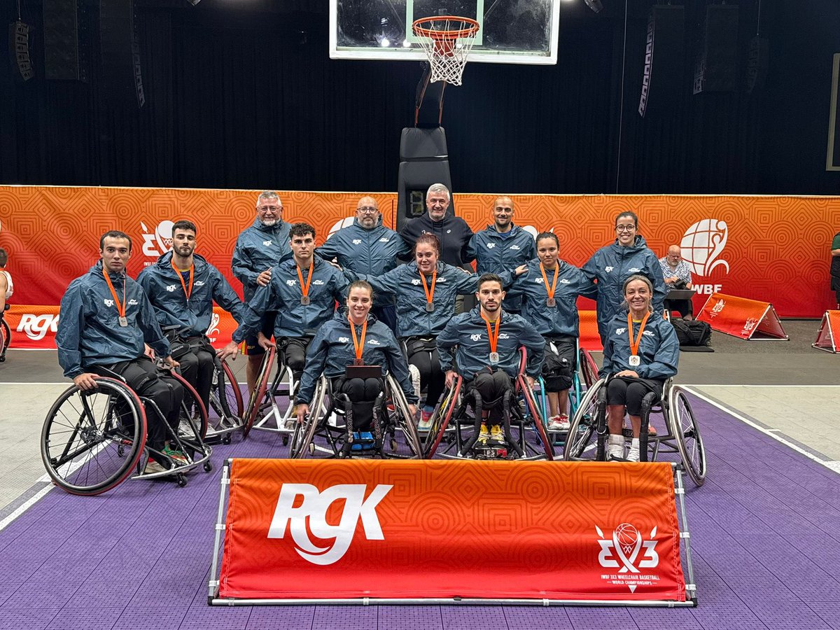 ⭐️ Una foto para el recuerdo.

🥈 Las selecciones masculina y femenina de baloncesto en silla se han proclamado subcampeonas del mundo.

👏 <a href="/BsrEspana/">BSREspaña</a>