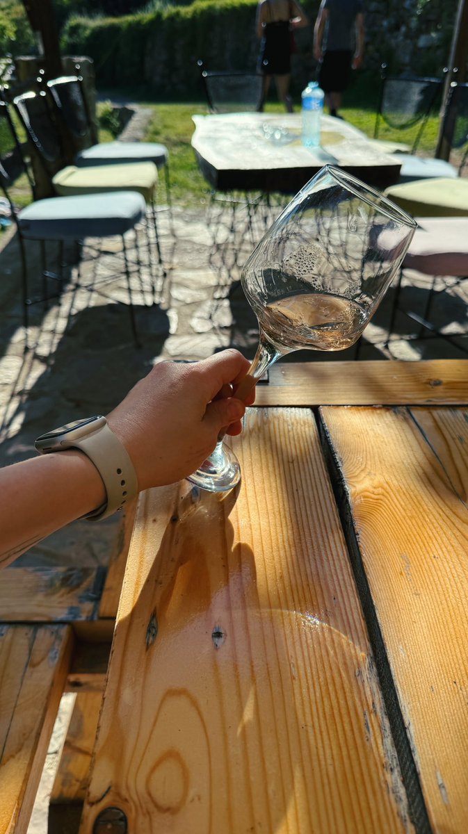 Съездили сегодня на водопад в Старом Баре, а там ожидаемо дохерище людей.
Расстроилась.

Так же полностью убрали проход до ручья, который был перед водопадом.
За работаюший бар рада, за себя – нет.