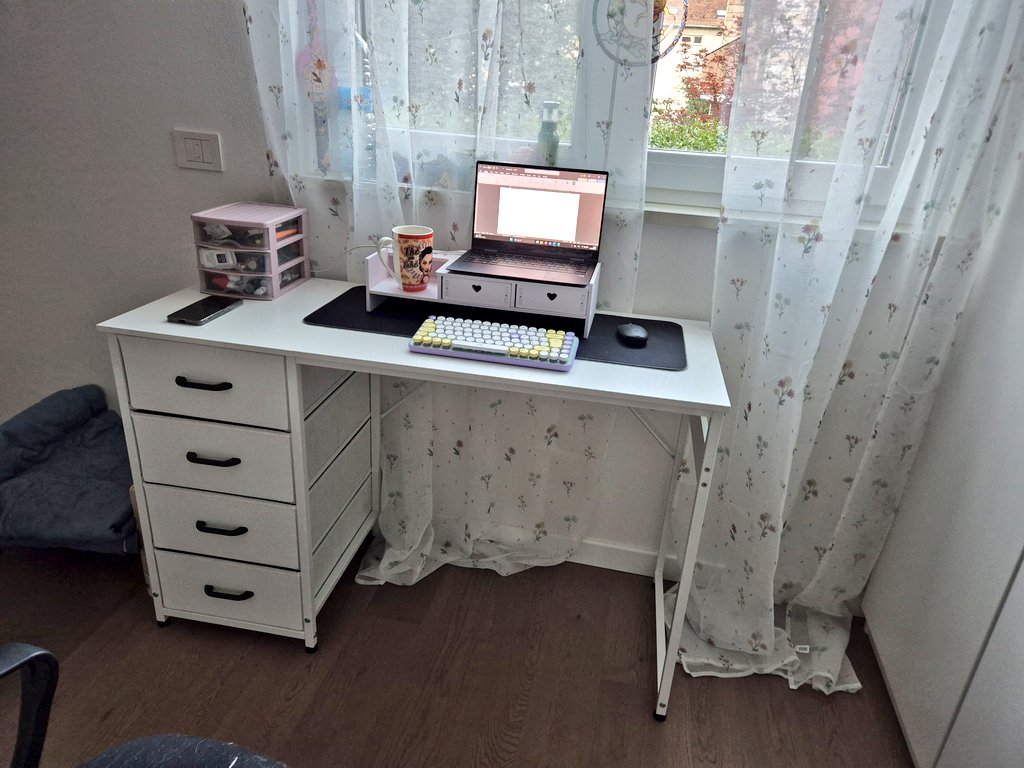 Вы только посмотрите, она снова села что-то писать!