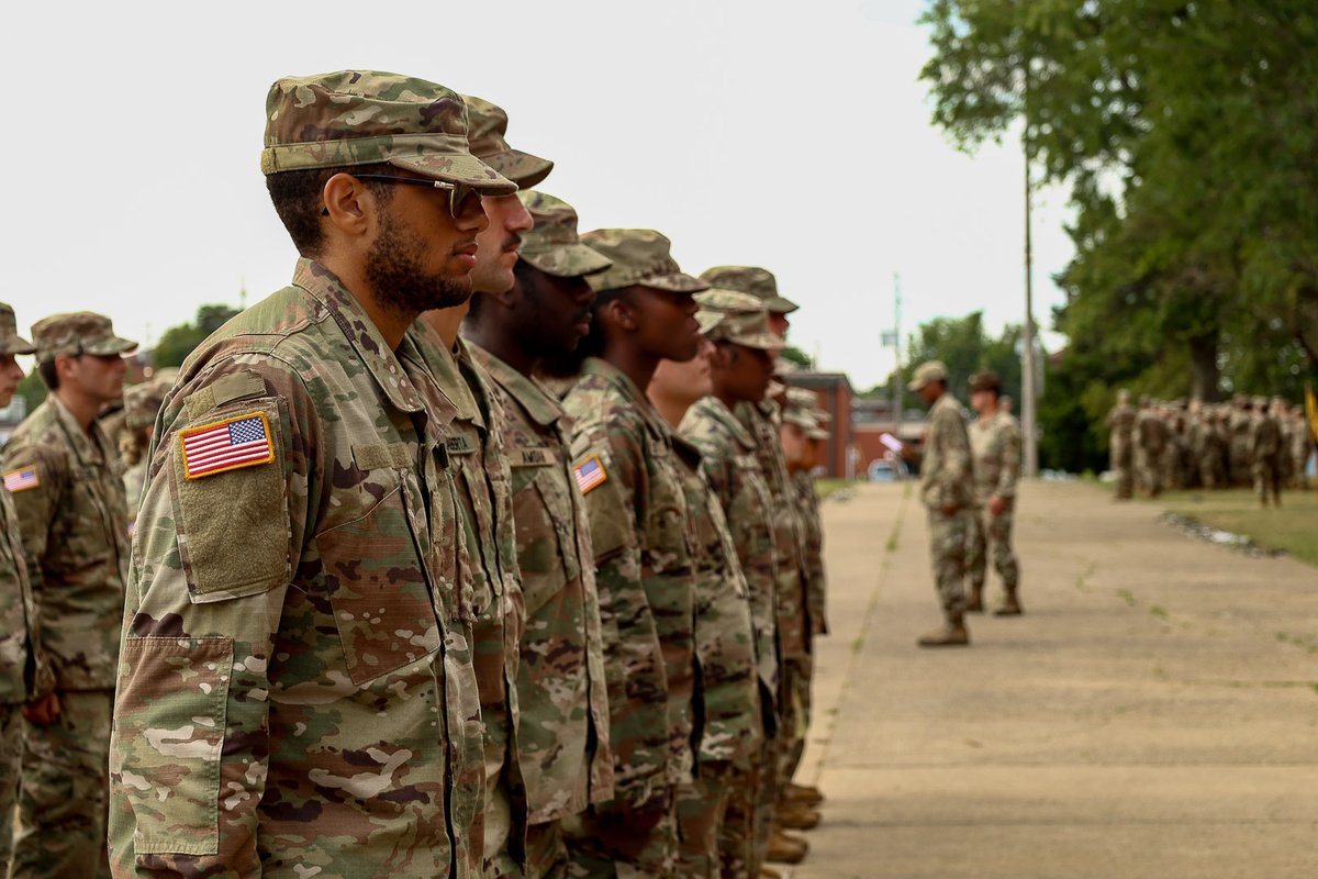 ArmyROTC's tweet image. Fall in! 2nd Regiment #BasicCamp compete with precision during the Drill and Ceremony Competition at #CST2025.
📸 By: MacKenzie Rogers, Murray State University, CST Public Affairs Office
Check out the link in our bio for more! 🔗