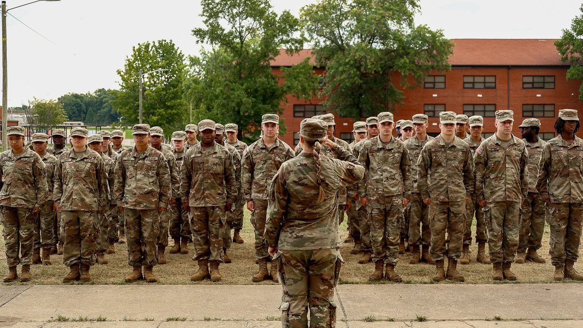 ArmyROTC's tweet image. Fall in! 2nd Regiment #BasicCamp compete with precision during the Drill and Ceremony Competition at #CST2025.
📸 By: MacKenzie Rogers, Murray State University, CST Public Affairs Office
Check out the link in our bio for more! 🔗
