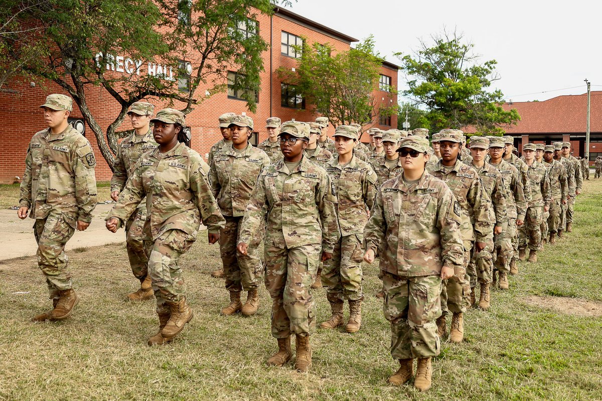 ArmyROTC's tweet image. Fall in! 2nd Regiment #BasicCamp compete with precision during the Drill and Ceremony Competition at #CST2025.
📸 By: MacKenzie Rogers, Murray State University, CST Public Affairs Office
Check out the link in our bio for more! 🔗