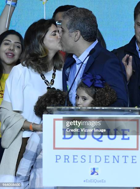 No sólo fue en Campaña 
No sólo fue durante su presidencia 
El continúa amando a su esposa y su familia 

El fue el último Presidente con Dignidad propia del cargo 

El de ahora es una vergüenza 

Iván Duque el país lo extraña!
