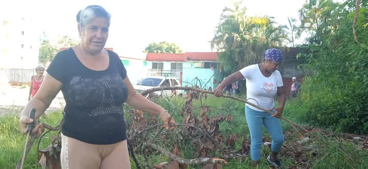 ¡Amanecimos en acción! ✅  
Realizamos cambio de labor en la circunscripción 25 de #PericoEnVictoria. Chapeamos áreas clave de edificios. Seguimos trabajando **con el pueblo, por el pueblo y para el pueblo**. 👷🏽‍♂️👷🏽‍♀️  

#MatancerosEnVictoria #PericoEnVictoria #Cuba