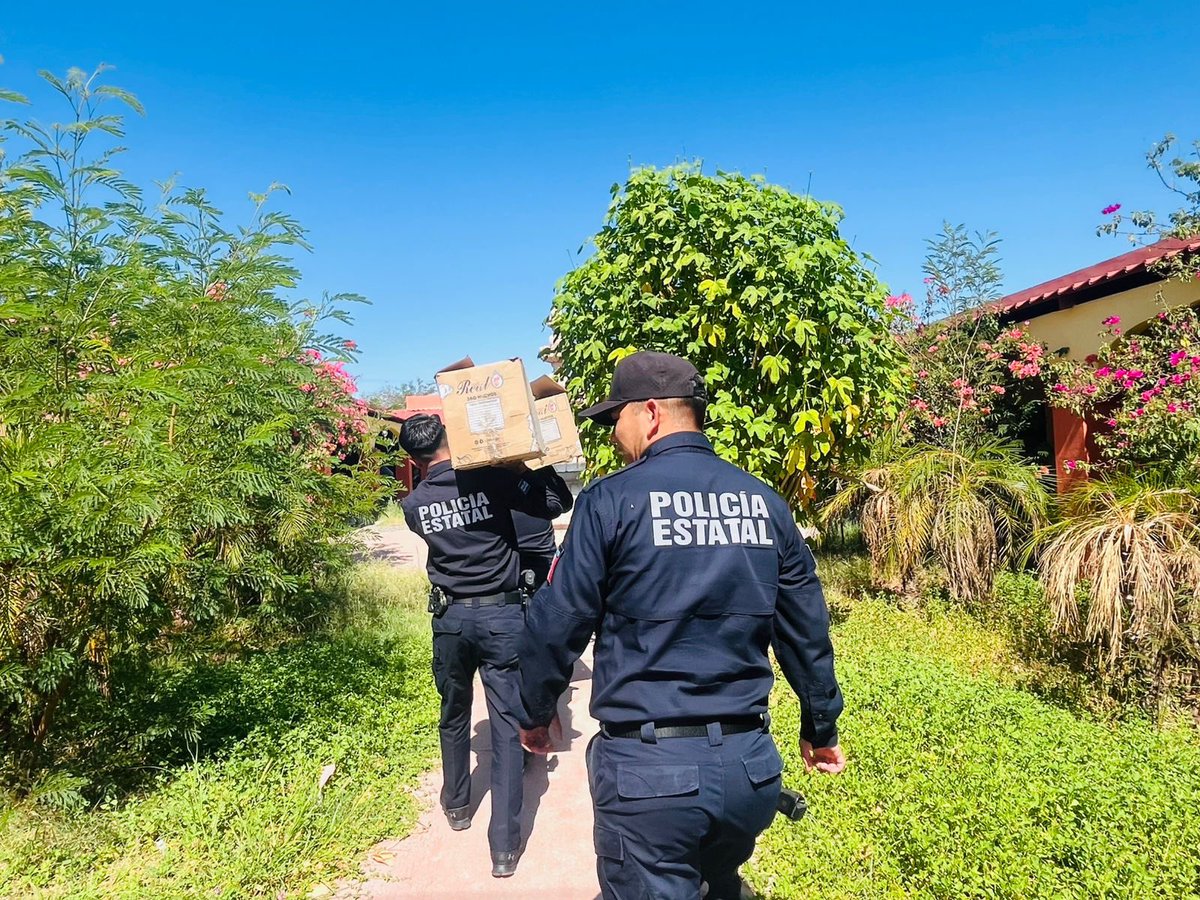 SonoraSeguridad's tweet photo. Oficiales de la División de Proximidad Ciudadana visitaron Villa Paraíso en #Hermosillo, donde convivieron con adultos mayores y entregaron artículos de primera necesidad adquiridos con sus propios recursos.

#SSPSonora https://t.co/mz46KknKFA