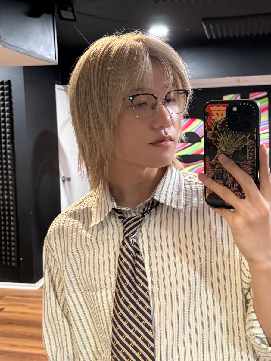 jongseob fromm selfies!!! 😻 

🐈‍⬛: “my tteokguk has arrived. finally. tteokguk photo? [📸] i will give you two flavours of jongseob instead.” 

SUCH A PRETTY BOY 😭😭😭😭😭