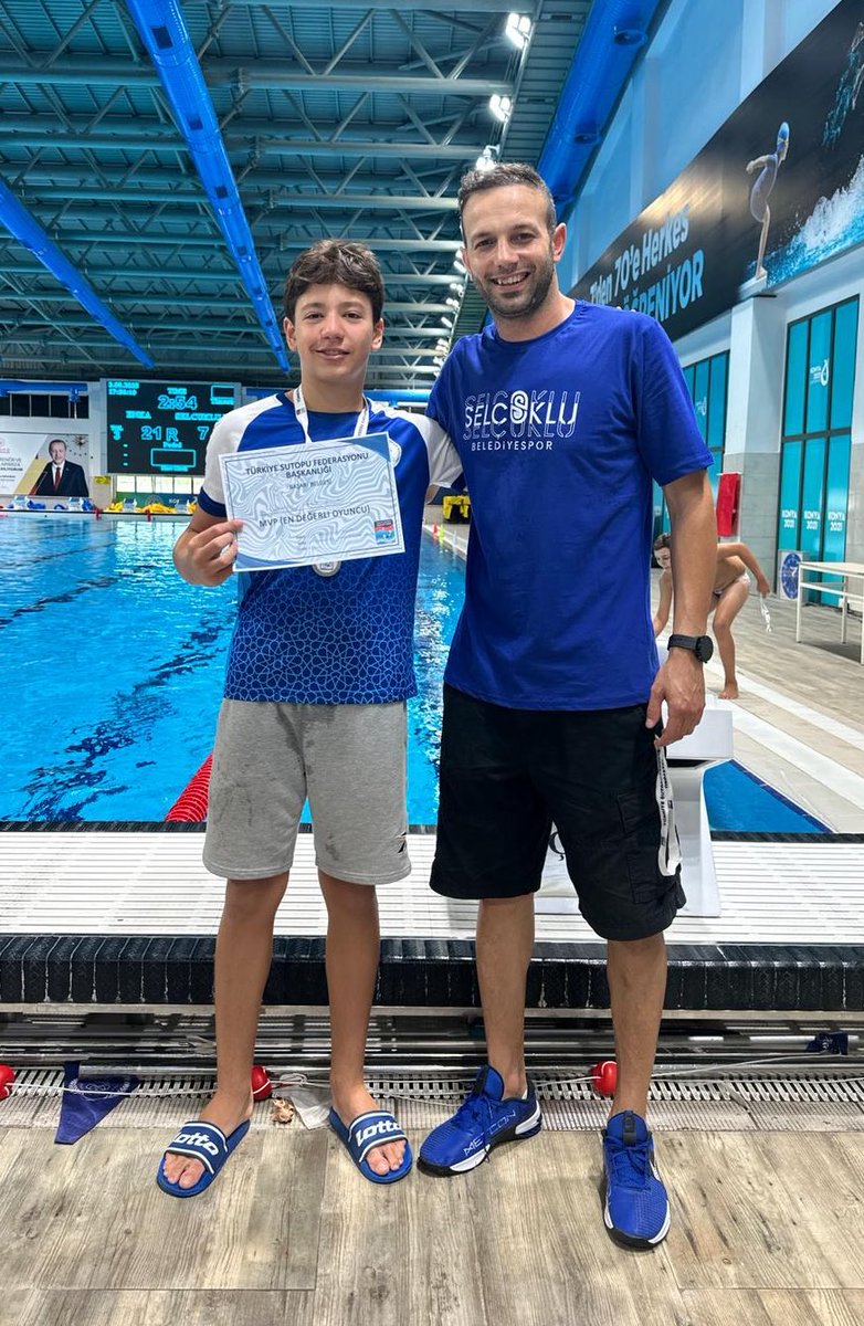 Selcuklubelspor's tweet photo. U13 SUTOPU TAKIMIMIZ
TÜRKİYE İKİNCİSİ! 🤽🏼‍♂️🏆

Tamamı altyapıdan yetişen sporculardan oluşan Selçuklu Belediyespor Kulübü U13 Sutopu Takımımız, Konya Olimpik Yüzme Havuzu’nda düzenlenen U13 Federasyon Kupası’nda gösterdiği başarılı performansla Türkiye ikincisi oldu! 🥈

🏆 Turnuvada;
⭐️ En İyi Kaleci: Recep Eken
⭐️ En Değerli Oyuncu (MVP): Ahmet Demir Aslan seçildi! 👏

Altyapıdan yetişen genç yıldızlarımızla gurur duyuyor, sporcularımızı ve teknik ekibimizi tebrik ediyoruz. 👏🏻