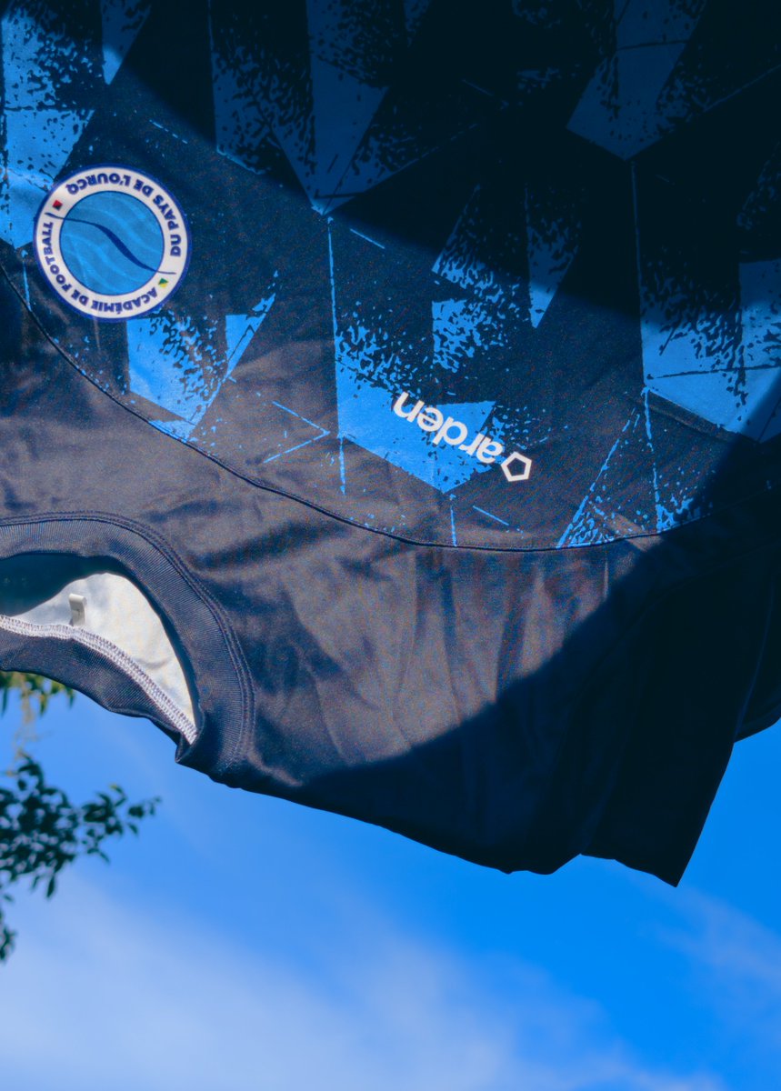 Cette photo a un sens, nous ne savons plus lequel. 
Découvrez notre gamme maillot d'entrainement ! 🥰
Design Illy si vous voulez tout savoir 💙