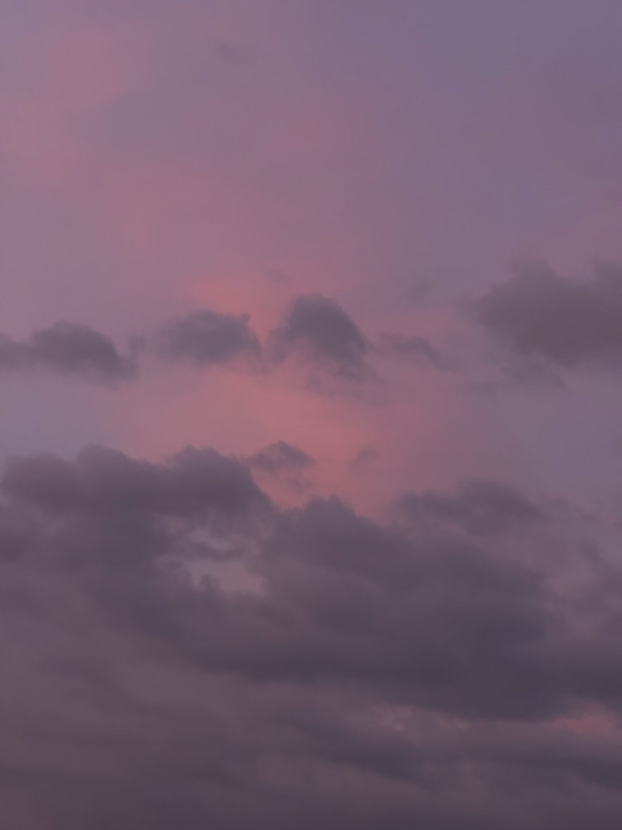 Вид из моего окна сейчас такой. Облака в перламутровой дымке.