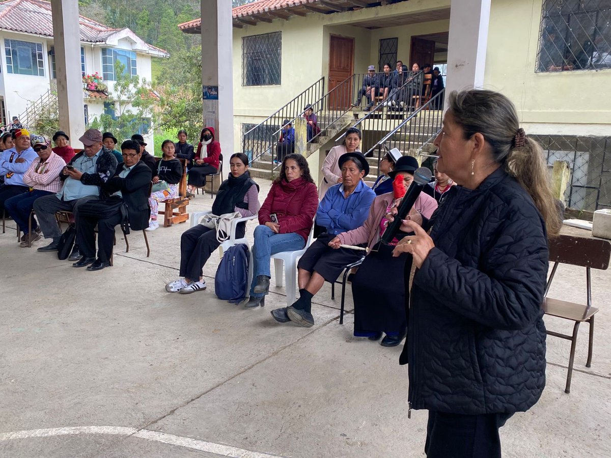 🟢 | #CJEnTerritorio

En #Loja, la vocal del <a href="/CJudicaturaEc/">Consejo de la Judicatura</a>, <a href="/ymyupangui/">Yolita Yupangui</a>, desarrolló una agenda de trabajo enfocada en la formación de líderes comunitarios sobre la aplicación del diálogo intercultural entre la justicia ordinaria y la justicia indígena.

✅ La jornada se llevó a