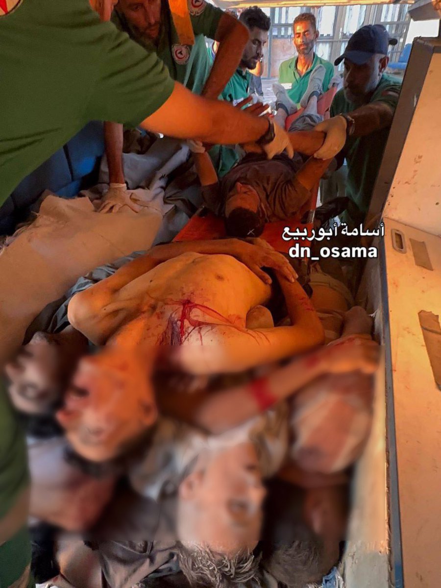 صورة موجعة وصادمة..

ارتقى العشرات من الشهداء برصاص الاحتلال خلال انتظارهم لقليلٍ من المساعدات في منطقة زيكيم شمال غزة.

أناسٌ جائعون - أصحاب بطون خاوية، خرجوا بأمل أن يعودوا بطعامٍ لذويهم .. فعادوا شهداء ملفوفين بالتراب والدم.

ذهبوا بحثًا عن الحياة، فاستقبلهم الموت بوحشية لا