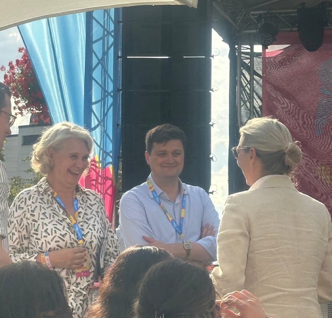 „Entscheidend ist nicht, ob Demokratien formell eine Verfassung haben, sondern ob politische Führungen sie achten – und ob Parteien bereit sind, autoritäre Figuren auszuschließen, selbst wenn sie populär sind.“
Steven Levitsky &amp; Daniel Ziblatt, 
How Democracies Die