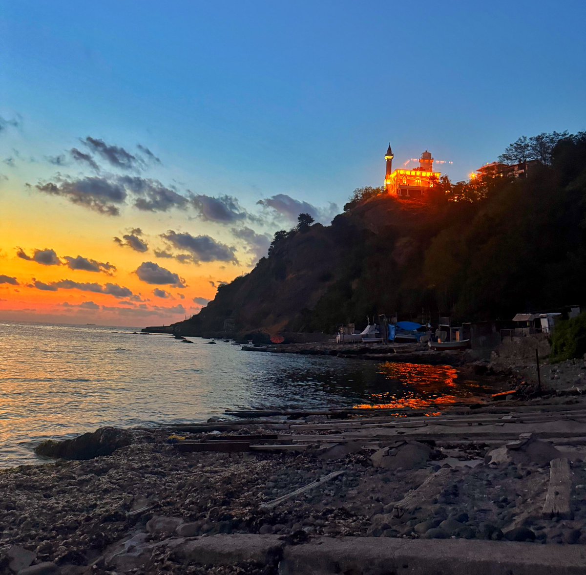 kendimle olan randevularm çoğaldı…
Başımı alıp geldiğim, bir nevi inziva mekanım…
Her şeyden ve herkesten uzak, bir tek kendime yakın…