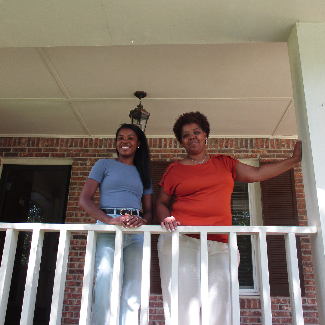 Tonight on #HouseHunters 🌱
A single woman and her mother are buying a home together in Covington, Georgia. They need a place with plenty of space for four generations, but only one is willing to take on a fixer to save some cash. 

10|9c on @HGTV  🌸