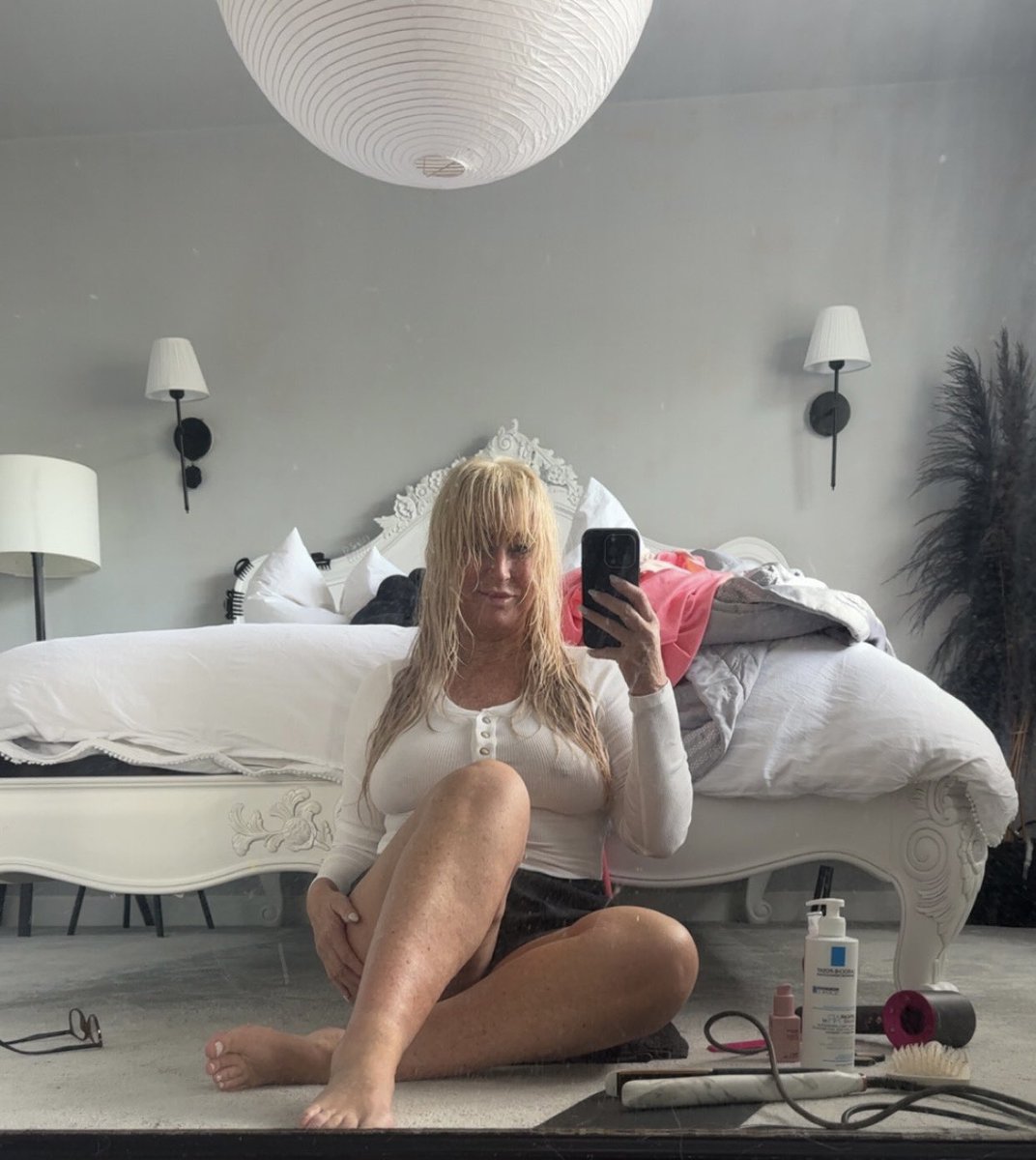 Hey 👋🏻… how’s ya Sunday ? Mine ?I got a bit of Barbra Streisand on and drying this hair 🧖‍♀️much love 😘no filter🥰