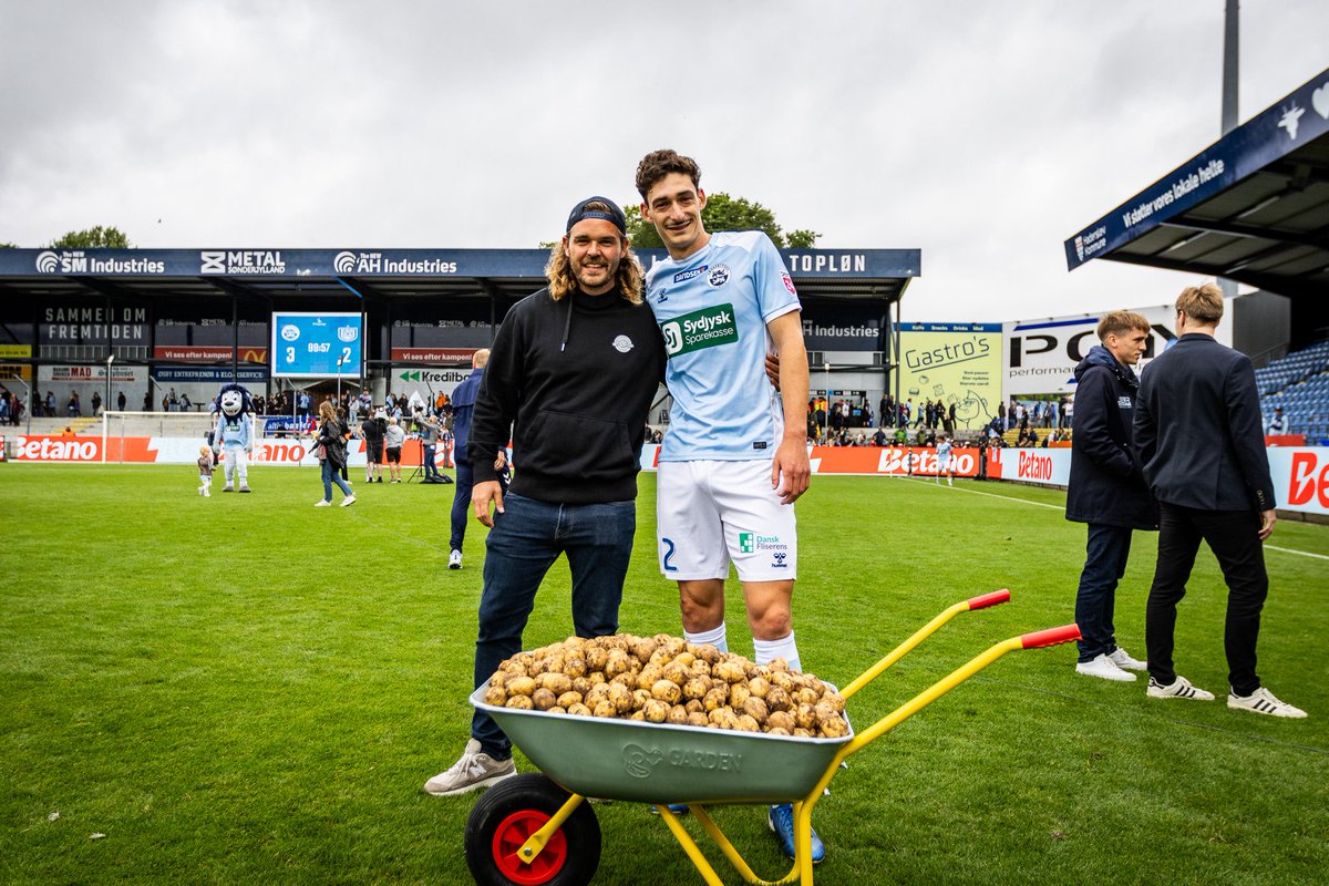 SJFodbold's tweet photo. Tilskuerne på Sydbank Park valgte Maxime Soulas som Kampens Spiller, og han fik efter kampen overrakt sin præmie fra dagens kampsponsor, @GroundhoppingT - 55 kilo  nyopgravede kartofler 🥔 😲🤝 https://t.co/IO7RESgJUu