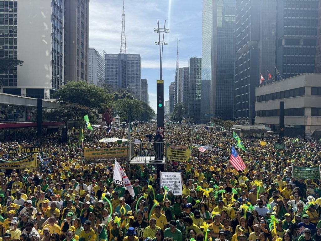 NÃO
TEM
FIM!
Av. Paulista-SP

BRASIL NA RUA
#BrasilNaRua