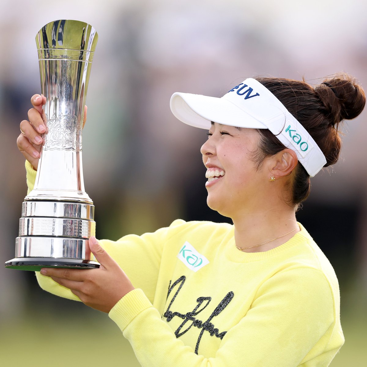 LPGA's tweet photo. Saturday 8/2: Miyu Yamashita celebrates her 24th birthday 🎉

Sunday 8/3: Miyu Yamashita wins the @AIGWomensOpen 🏆

A birthday weekend the Japanese rookie will never forget 🇯🇵 https://t.co/qFVaLUFzgZ