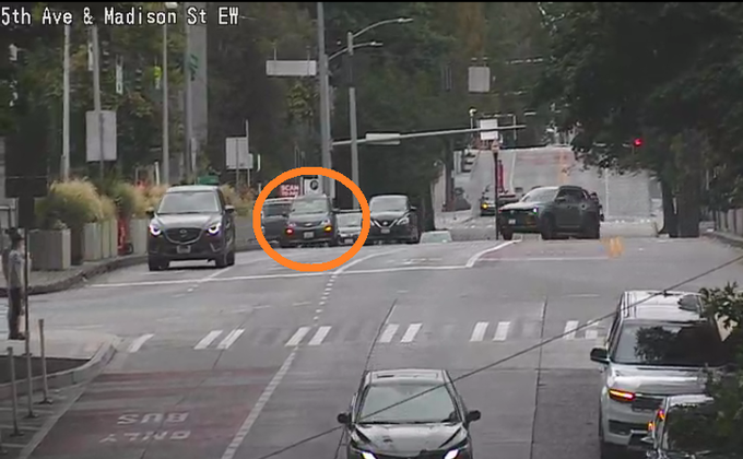 Xe khuyết tật trên Madison St East of 6 Ave chặn